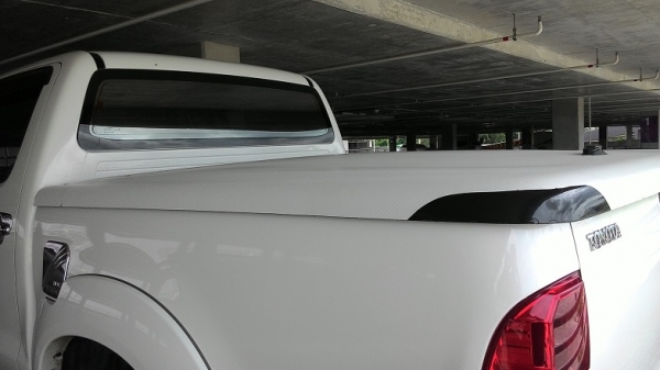 ขายฝาปิดกระบะหลังวีโก้สี่ประตูสีดำติดสติ๊กเกอร์สีขาวไฟฟ้าด่วนครับวันศุกร์จะกลับบ้านที่ร้อยเอ็ด จากระยอง ปราจีน สระแก้ว บุรีรัมย์ ร้อยเอ็ด ครับ