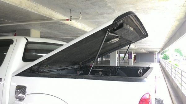 ขายฝาปิดกระบะหลังวีโก้สี่ประตูสีดำติดสติ๊กเกอร์สีขาวไฟฟ้าด่วนครับวันศุกร์จะกลับบ้านที่ร้อยเอ็ด จากระยอง ปราจีน สระแก้ว บุรีรัมย์ ร้อยเอ็ด ครับ