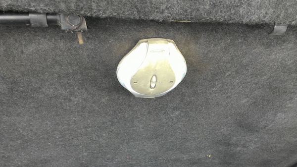 ขายฝาปิดกระบะหลังวีโก้สี่ประตูสีดำติดสติ๊กเกอร์สีขาวไฟฟ้าด่วนครับวันศุกร์จะกลับบ้านที่ร้อยเอ็ด จากระยอง ปราจีน สระแก้ว บุรีรัมย์ ร้อยเอ็ด ครับ