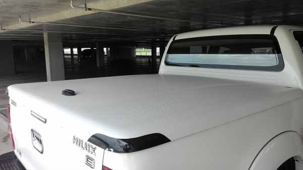 ขายฝาปิดกระบะหลังวีโก้สี่ประตูสีดำติดสติ๊กเกอร์สีขาวไฟฟ้าด่วนครับวันศุกร์จะกลับบ้านที่ร้อยเอ็ด จากระยอง ปราจีน สระแก้ว บุรีรัมย์ ร้อยเอ็ด ครับ