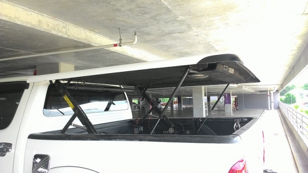 ขายฝาปิดกระบะหลังวีโก้สี่ประตูสีดำติดสติ๊กเกอร์สีขาวไฟฟ้าด่วนครับวันศุกร์จะกลับบ้านที่ร้อยเอ็ด จากระยอง ปราจีน สระแก้ว บุรีรัมย์ ร้อยเอ็ด ครับ