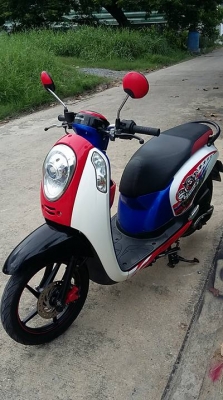 ขาย Honda scoopy i ปี 56 หัวฉีดตัวใหม่กำลังฮิต - เครื่องเดิมๆ ปกติ ล้อแม็กดำเดิมๆ สตาร์ทมือ สตาร์ทเท้าปกติทีเดียวติดไฟเลี้ยวซ้าย - ขวา ใช้ได้ ล - ไฟหน้า ไฟท้าย ไฟเบรค ติดปกติ  - รถใช้งานน้อย 20000 กว่าโล - ชุดสีเดิมๆ ทะเบียนไม่ขาดต่อ ชุดโอนครับ   - รถอยุ่