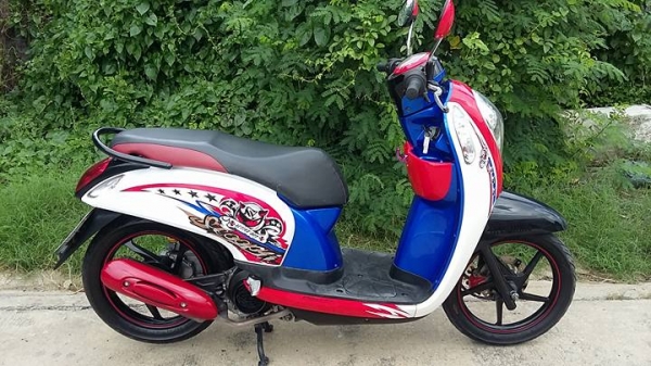 ขาย Honda scoopy i ปี 56 หัวฉีดตัวใหม่กำลังฮิต - เครื่องเดิมๆ ปกติ ล้อแม็กดำเดิมๆ สตาร์ทมือ สตาร์ทเท้าปกติทีเดียวติดไฟเลี้ยวซ้าย - ขวา ใช้ได้ ล - ไฟหน้า ไฟท้าย ไฟเบรค ติดปกติ  - รถใช้งานน้อย 20000 กว่าโล - ชุดสีเดิมๆ ทะเบียนไม่ขาดต่อ ชุดโอนครับ   - รถอยุ่