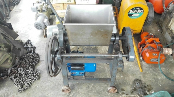 ====== Sold Out!! ====== เครื่อง บด นวด ตีผสม ถังสแตนเลสหนา มอเตอร์ 1 HP. ไฟบ้าน 220V. สภาพสวย!! 089-2499-123(Line)