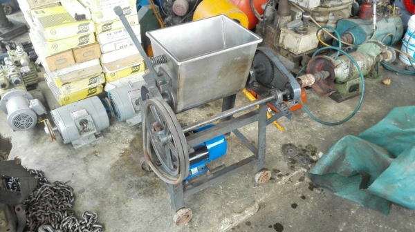 ====== Sold Out!! ====== เครื่อง บด นวด ตีผสม ถังสแตนเลสหนา มอเตอร์ 1 HP. ไฟบ้าน 220V. สภาพสวย!! 089-2499-123(Line)