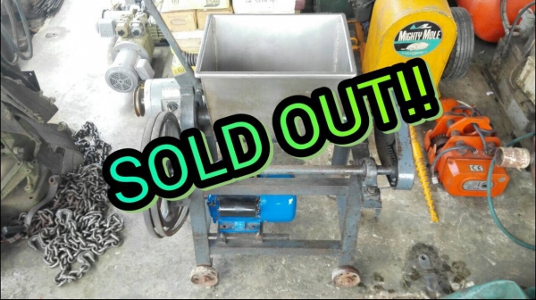 ====== Sold Out!! ====== เครื่อง บด นวด ตีผสม ถังสแตนเลสหนา มอเตอร์ 1 HP. ไฟบ้าน 220V. สภาพสวย!! 089-2499-123(Line)
