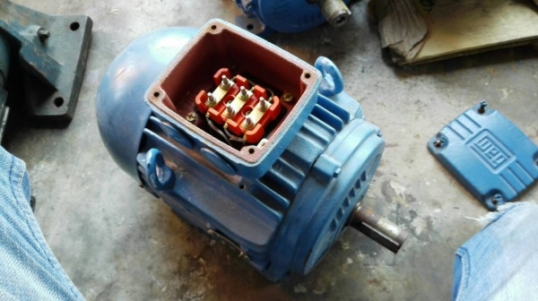 ******** Sold Out!! ******* มอเตอร์ WEG ขนาด 5.5 HP. 380V. 1450 RPM.เป็นของใหม่แกะลัง มี 5 ลูก.เหมามีราคาพิเศษครับ!!