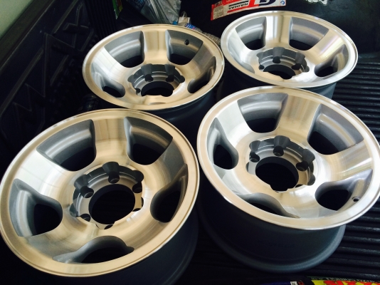 ขายล้อเลนโซ่ 15x8.5et-28. 6รู. 4900