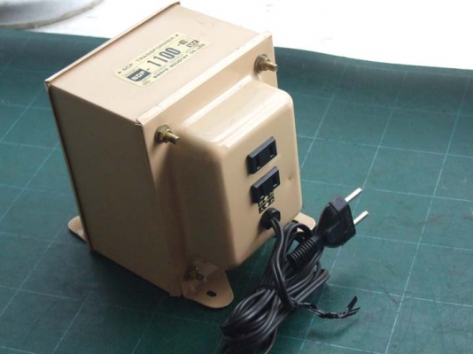 หม้อแปลงไฟจาก 220v ==> 100v ขนาด 1,100w ของ NISSYO (Japan) รุ่น NDF-1100E