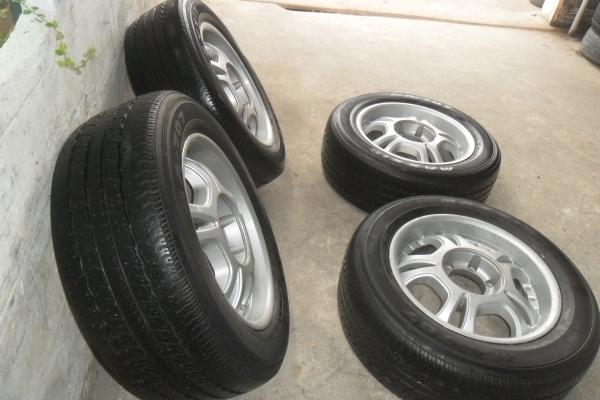 เจ๊อยากขายล้อแม็ก 17นิ้ว 6รู พร้อมยาง สวยๆ 4 ล้อ ลดราคาเหลือ 5500 บาท