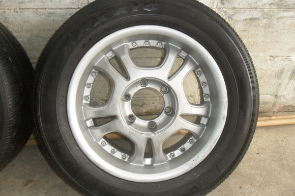 เจ๊อยากขายล้อแม็ก 17นิ้ว 6รู พร้อมยาง สวยๆ 4 ล้อ ลดราคาเหลือ 5500 บาท