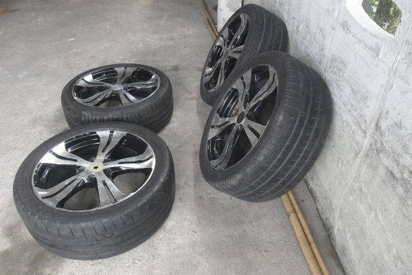 ล้อแม็ก18นิ้ว 5รู114 พร้อมยาง สวยๆ 4 ล้อ ราคา 7900 บาท