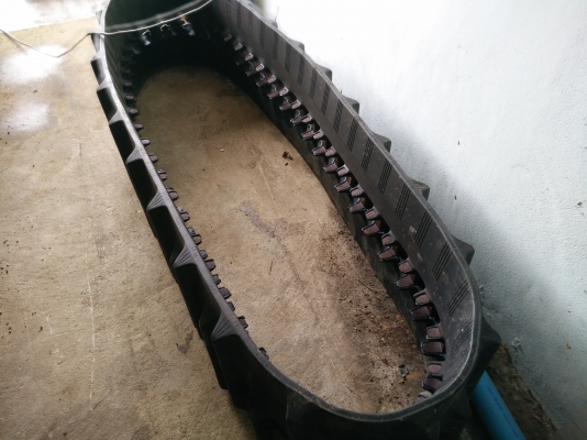 ด่วน!!ขายแทรคยางรถเกี่ยวข้าวdc60มือ2สวยๆสภาพ70\%จำนวน2เส้นราคา 13900 บาท