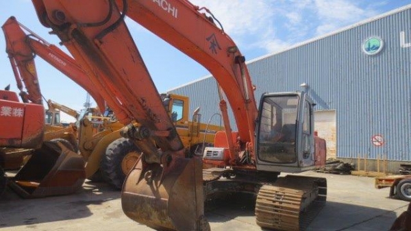 ขายค่ะ HITACHI EX200-5  ใบแทรค80 มีลายหัวกระแทก สภาพสวย นำเข้าโดยตรงจากญี่ปุ่นมีเอกสารรับรองการนำเข้า