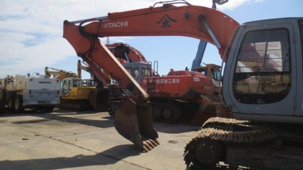 ขายค่ะ HITACHI EX200-5  ใบแทรค80 มีลายหัวกระแทก สภาพสวย นำเข้าโดยตรงจากญี่ปุ่นมีเอกสารรับรองการนำเข้า