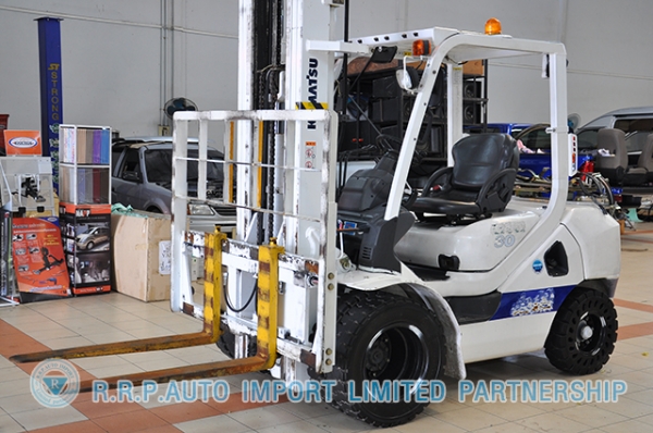 ขายรถโฟล์คลิฟท์มือสอง KOMATSU รุ่น FG30T ราคา 455,000 บาท นำเข้าจากประเทศญี่ปุ่น 100\% ไม่เคยใช้งานในประเทศไทย