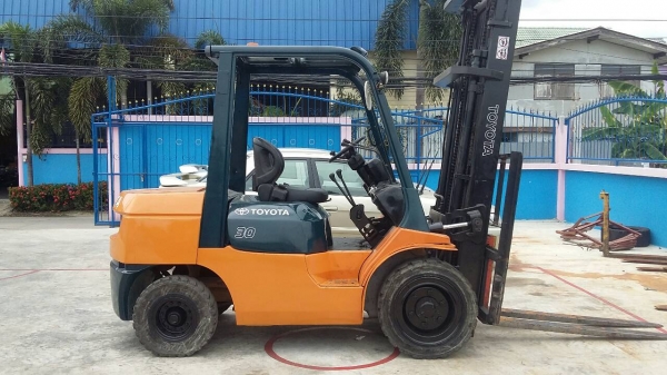 รถยกโฟร์คลิฟท์ ยี่ห้อTOYOTA 3 ตัน ดีเซล