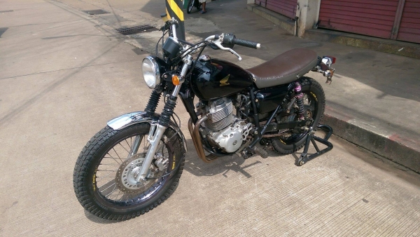 ขายคับ HONDA CL400 แต่งTRACKER สีสวย ท่อSUPERTRAPP แฮนด์บาร์ ยางหน้าหลังเต็ม อินวอยส์ สรรพสามิตร ราคา 57500 บาท ส่งได้ทั่วไทยคับ สนใจติดต่อ 081-0578282 FACEBOOK ชาญณรงค์ ป๊อป ชัยอมฤต ไอดีไลน์ POPBIGBIKESAKON คับ สนใจรถสวย ถูก ดี ต้อง POP BIGBIKE SAKONNAKH