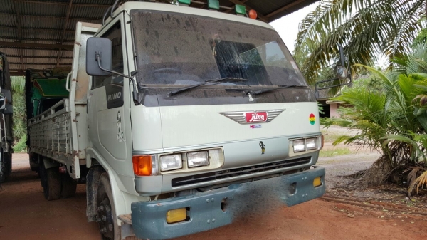 รถฮีโน่ 6 ล้อ หลังถนน FB 120 แรงม้า. ปี 38    สนใจติดต่อ 081 - 6079515