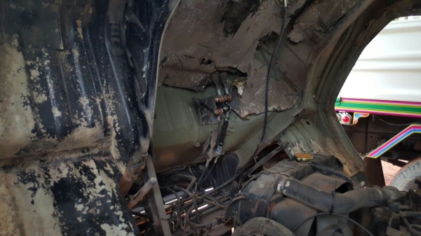 รถฮีโน่ 6 ล้อ หลังถนน FB 120 แรงม้า. ปี 38    สนใจติดต่อ 081 - 6079515