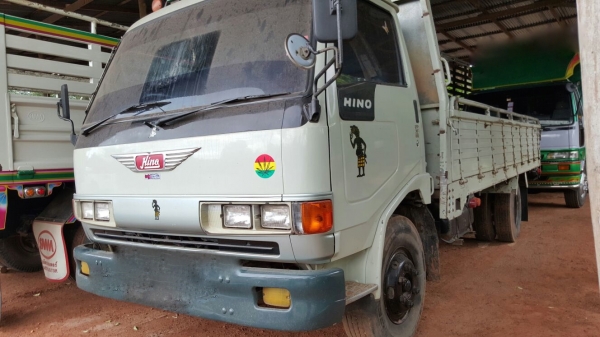 รถฮีโน่ 6 ล้อ หลังถนน FB 120 แรงม้า. ปี 38    สนใจติดต่อ 081 - 6079515