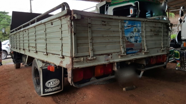 รถฮีโน่ 6 ล้อ หลังถนน FB 120 แรงม้า. ปี 38    สนใจติดต่อ 081 - 6079515