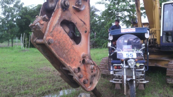 ขายรถแบคโฮPC300-5ติดละบบหัวเจาะมีเล่มทะเบืยน12000ชัวโมง