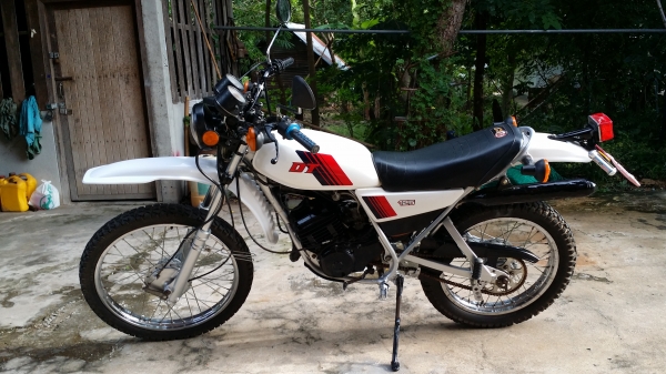 ขาย dt125 mx สีขาวตรงเล่ม รหัส 2no ทะเบียนเต็ม พร้อมโอน รถชื่อผมเอง ราคา 28,000 บาท ขาย dt125 mx สีขาวตรงเล่ม รหัส 2no ทะเบียนเต็ม พร้อมโอน รถชื่อผมเอง ราคา 28,000 บาท