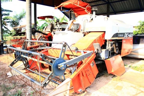 ขายด่วนรถเกี่ยวนวดข้าว DC-60-PLUS ขายด่วนรถเกี่ยวนวดข้าว DC-60-PLUS