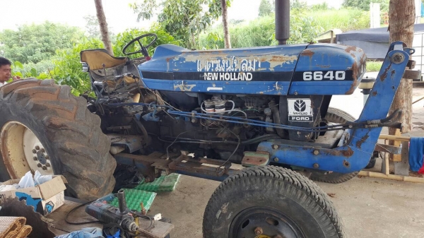 ขายรถไถ FORD 6610 เสื้อลาย พร้อมคีบอ้อยขาคู่ เอกสารเล่มทะเบียนครบ พร้อมอุปกรณ์ผานดันหน้า และผาน 6