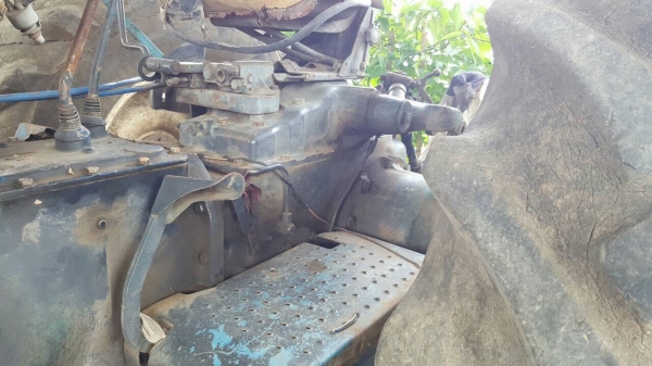 ขายรถไถ FORD 6610 เสื้อลาย พร้อมคีบอ้อยขาคู่ เอกสารเล่มทะเบียนครบ พร้อมอุปกรณ์ผานดันหน้า และผาน 6