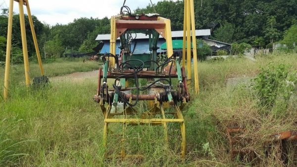 ขายรถไถ FORD 6610 เสื้อลาย พร้อมคีบอ้อยขาคู่ เอกสารเล่มทะเบียนครบ พร้อมอุปกรณ์ผานดันหน้า และผาน 6