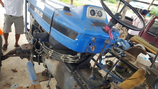 ขายรถไถ FORD 6610 เสื้อลาย พร้อมคีบอ้อยขาคู่ เอกสารเล่มทะเบียนครบ พร้อมอุปกรณ์ผานดันหน้า และผาน 6