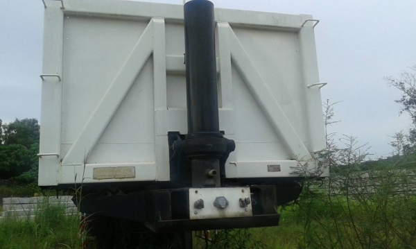 ขายหางเซมิดัมพ์ ช.ทวี 3 เพลา 3 หางปี 2547 2 หางปี 2546 1 หาง ราคาหางละ 350000