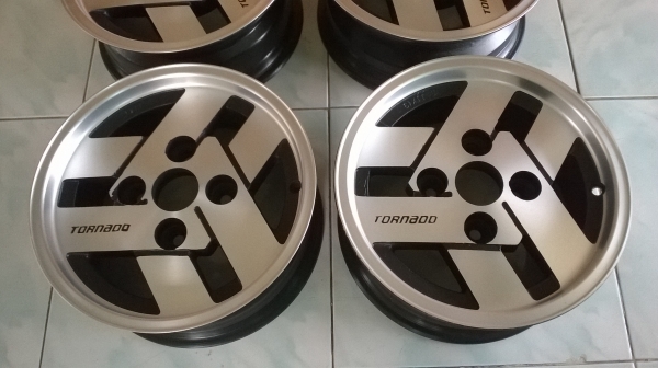 ล้อ13*5.5 4/110 ราคา5800 บาท โทร096-2085202 ครับ