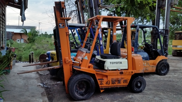 ขายด่วนรถยก TOYOTA 4FGยก2.0ตันเสาสูง3เมตรยางหน้าคู้รถนอกนำเข้ายังไม่เคยใช้งานในเมืองไทยเลย=รุ่นใหม่ขายถูกๆๆ