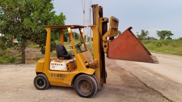 ขายด่วนรถยก TOYOTA3FG 2.0ตัน เสาสูง3เมตรงากะดกมีกะบะแถมให้ยางหน้าคู้รถนอกนำเข้ายังไม่เคยใช้งานในเมืองไทยเลยรถพร้อมใช้ขายถูก