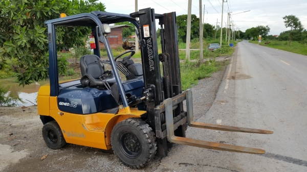 ขายด่วนรถยก TOYOTA 7FGยก2.5ตันเสาสูง3เมตรงาฟูชีบรถนอกนำเข้ายังไม่เคยใช้งานในเมืองไทยเลยชั่วโม่งทำงานน้อยรุ่นใหม่ขายถูกๆๆ