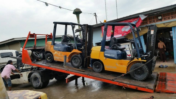 ขายด่วนรถยก TOYOTA 7FGยก2.5ตันเสาสูง3เมตรงาฟูชีบรถนอกนำเข้ายังไม่เคยใช้งานในเมืองไทยเลยชั่วโม่งทำงานน้อยรุ่นใหม่ขายถูกๆๆ