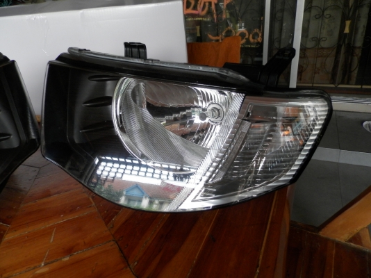 ขายไฟหน้าทั้งชุด ของไททั่น 3600 บาท