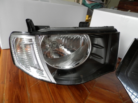 ขายไฟหน้าทั้งชุด ของไททั่น 3600 บาท