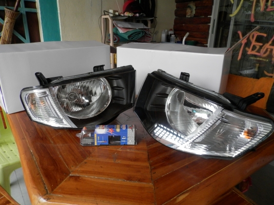 ขายไฟหน้าทั้งชุด ของไททั่น 3600 บาท