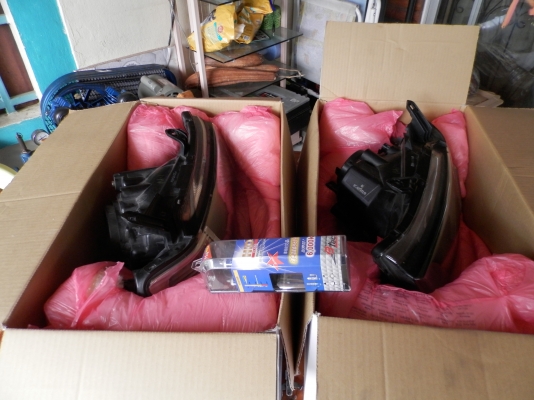 ขายไฟหน้าทั้งชุด ของไททั่น 3600 บาท