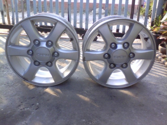 ล้อแม็ก ENKEI ติดรถ ISUZU ครับ ถอดไว้ไม่ได้ใช้ครับ 2 วง เอาไป 3,500 บาทครับ ...ต่อรองได้ครับ ...