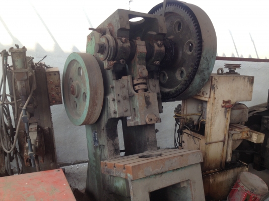 ขายเครื่องปั้มโลหะเดินเฟือง 60 ตัน