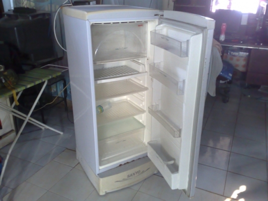 ขายตู้เย็นขนาด 6.3 คิว สถาพใช้งานปกติ ยี่ห้อ SANYO ขายราคา 1500 บาท (ของอยู่ย่านบางกะปิ) พร้อมโอนธนาคารไทยพาณิชย์ 0524083475 นิธิโรจน์ วงษ์ขันธ์เดช