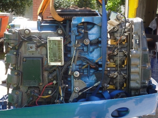 เครื่องเรือ ยี่ห้อ SUZUKI 115 แรงม้า และหลังคาเรือพร้อมบันได