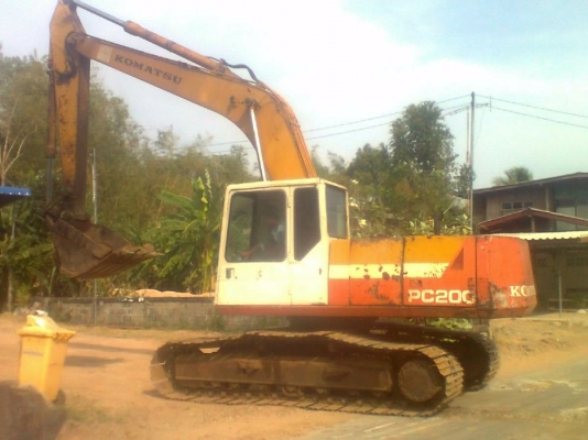 KOMATSU PC 200-5 ไฟฟ้าครบ ช่วงล่างแน่น เครื่องเดิมปั๊มเดิมทำงานเร็วไม่โหลด ภายในเก๋งคอนโทรลสั้น บูมอาร์มสวยไม่ปะ ช่วงล่างโรลเลอร์ โซ่บูทใบแทรกหนาดีพร้อมลุยงานได้เลย ราคาต่อรองได้นะครับ