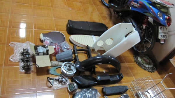 ขายอ่ะไหล่ชีหลายรายการครับ...สนใจชิ้นไหนว่ามาเลยครับราคาแล้วแต่จะคุยกันครับเก่าเก็บเลิกกิจการแล้วครับอิอิๆๆสนใจติดต่อ080-1696651 มีหลายชิ้นให้เลือก อาทิเช่นบังลมชี50/70 เบายาวชี70 เบาะสั้นชี50 ตะแกรงหลังชี50 เรือนไมชี70 บังโคลนหน้าชี50 สติกเกอร์ กระเป๋าข้