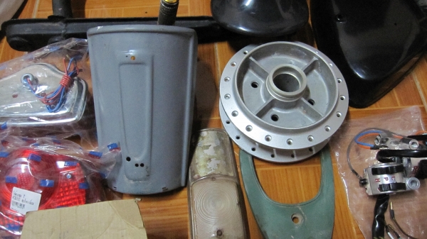 ขายอ่ะไหล่ชีหลายรายการครับ...สนใจชิ้นไหนว่ามาเลยครับราคาแล้วแต่จะคุยกันครับเก่าเก็บเลิกกิจการแล้วครับอิอิๆๆสนใจติดต่อ080-1696651 มีหลายชิ้นให้เลือก อาทิเช่นบังลมชี50/70 เบายาวชี70 เบาะสั้นชี50 ตะแกรงหลังชี50 เรือนไมชี70 บังโคลนหน้าชี50 สติกเกอร์ กระเป๋าข้